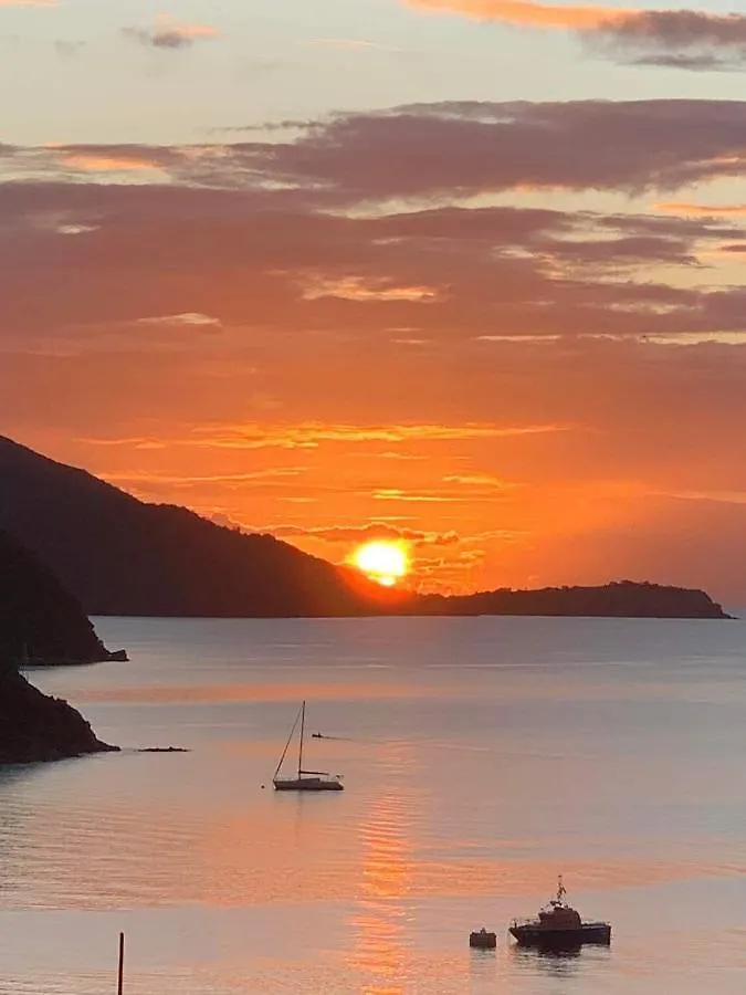 Villa Dans la baie des Saintes Les pieds dans l'eau à Terre-De-Haut Guadeloupe